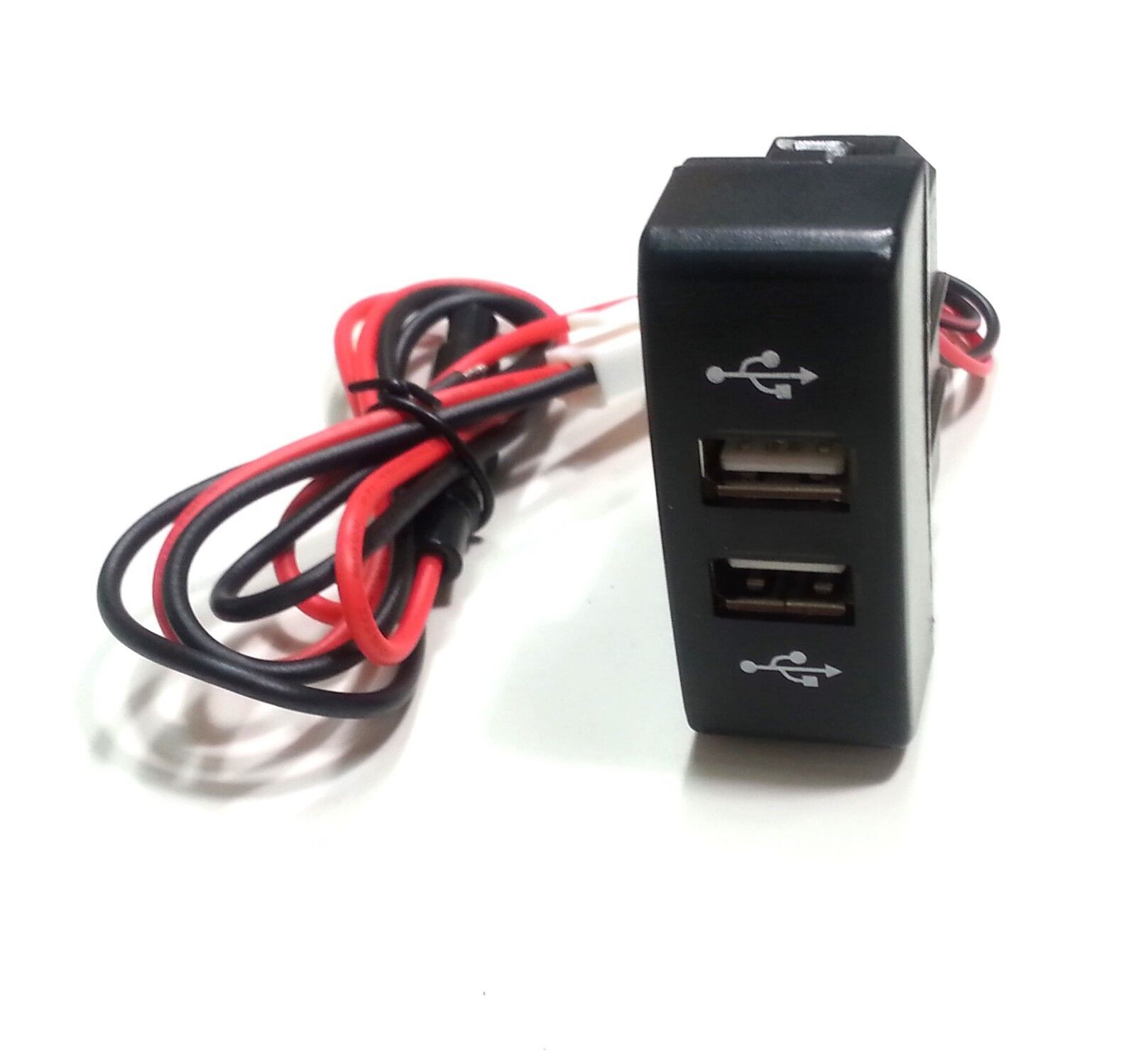 Двойно USB Зарядно за Вграждане за камион Мерцедес Акторс Mercedes Actros MP3 12V 24V подходящ за зареждането на всякави плеъри, телефони, таблети
