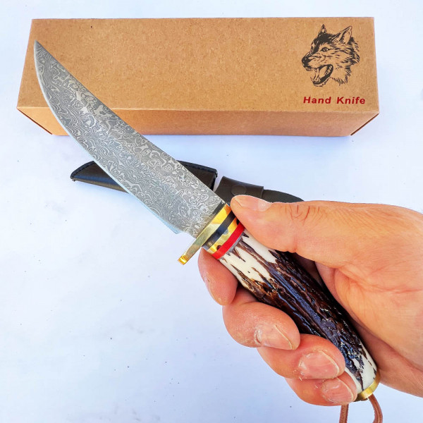 Красисв ловен нож с дамаска шарка, рогова дръжка, кожена кания, подадръчна кутия