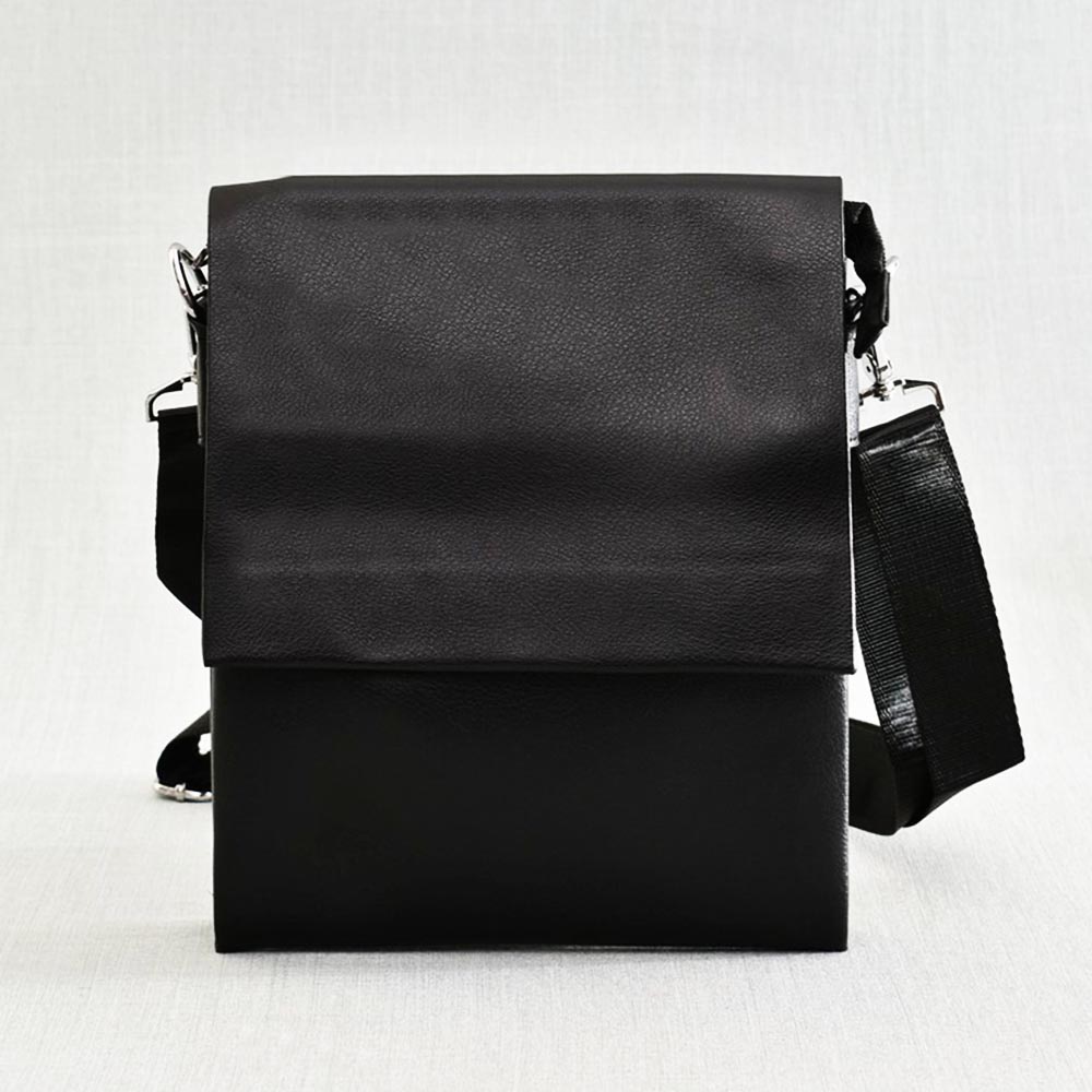 Красива мъжка кожена чанта 8022-3 BLACK с капак