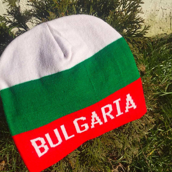 Трикольорна плетена шапка с напис Bulgaria
