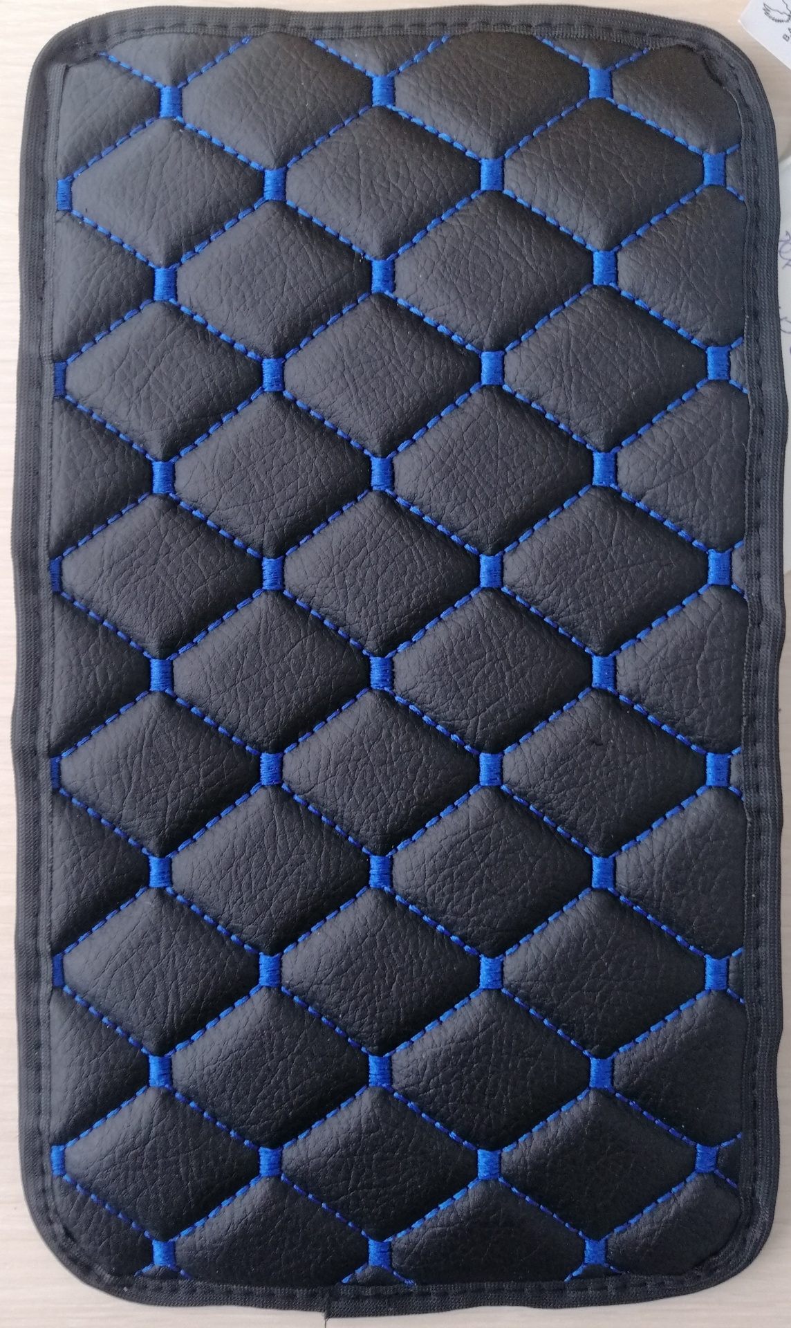 Универсален кожен калъф подложка за подлакътник на автомобил 29 cm x 17 cm черно със син шев