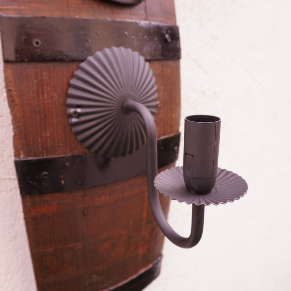Ръчно изработен стенен аплик - лампа от дървено буре и ковано желязо, 50 см, Е14, винтидж, единствена бройка