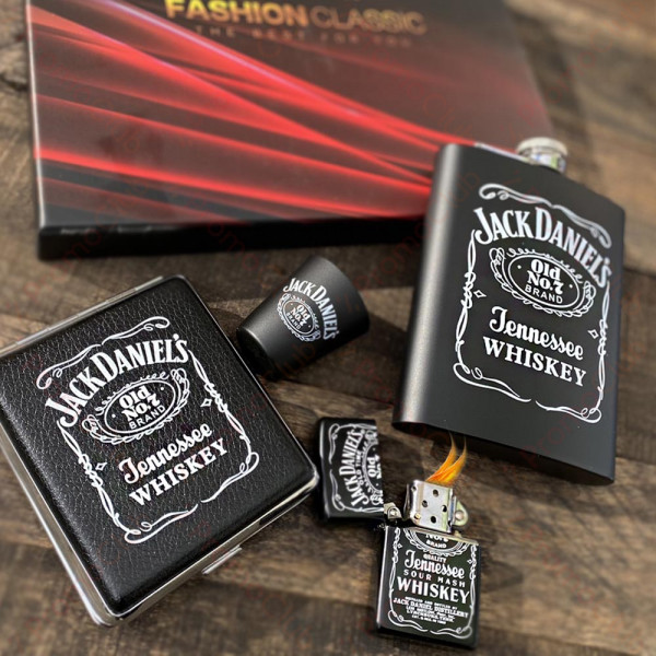 Стилен подаръчен комплект JACK DANIELS - манерка за алкохол, чашка, кожена табакера и запалка DJH1388