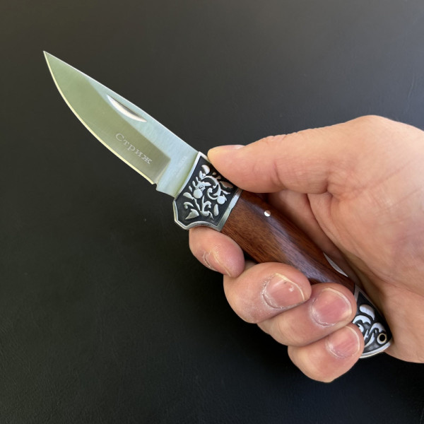 Руски сгъваем ловен нож СТРИЖ, стомана 65х13, дървена дръжка орех и кобур за колан