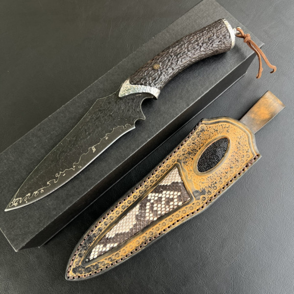 Брутален агресивен ловен нож DAMASKUS BLACJ DEATH от дамаска стомана, кания от змийска кожа и телешки бланк