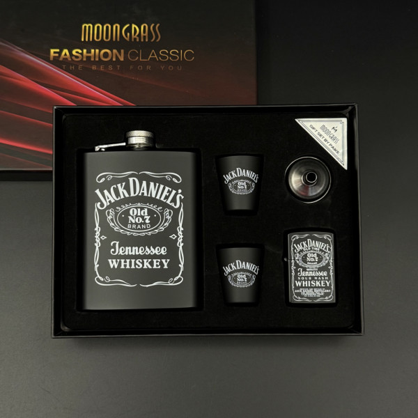Стилен подаръчен комплект манерка с 2 чашки, фуния и запалка Jack Daniels Old No.7 Brand в черно – DJH1536