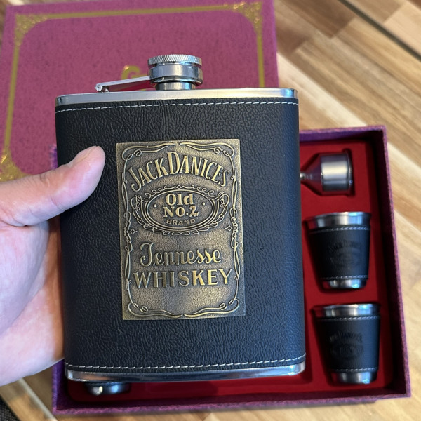 Голям стилен подаръчен комплект Jack Daniels #7 Old -  Голяма манерка Jack + 4 чашки и фунийка FH-83