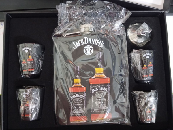 Стилен подаръчен комплект манерка с 4 чашки и фуния Jack Daniels Old No.7 Brand в черно – DJH1595