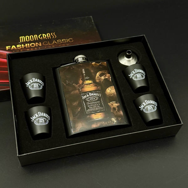 Стилен подаръчен комплект манерка с 4 чашки и фуния Jack Daniels Old No.7 Brand с черепи – DJH1803