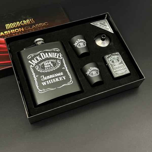 Стилен подаръчен комплект манерка с 2 чашки, фуния и запалка Jack Daniels Old No.7 Brand в черно – DJH1536