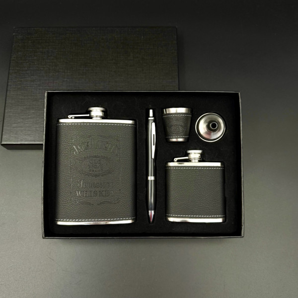 Стилен подаръчен комплект от две манерки с фуния, чашка и химикалка Jack Daniels Old No.7 Brand – 2018-4
