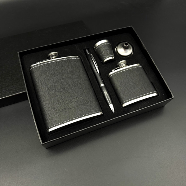 Стилен подаръчен комплект от две манерки с фуния, чашка и химикалка Jack Daniels Old No.7 Brand – 2018-4