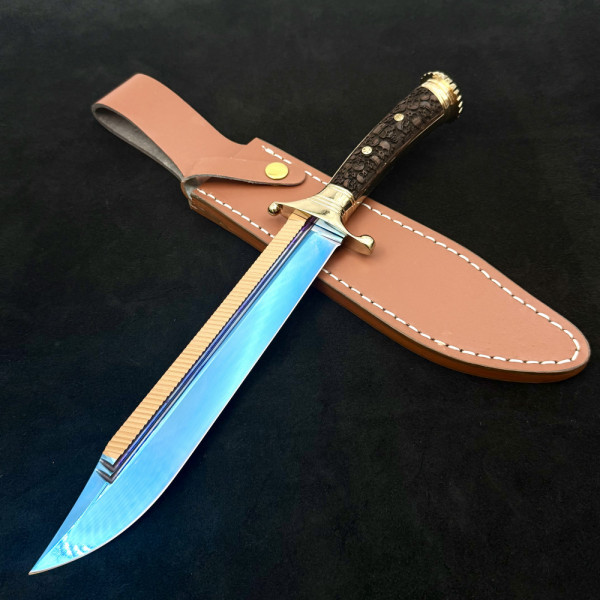 Огромен трофеен нож TERMINATOR, многокомпонентно острие и дръжка, гард и тапа отполиран месинг, кожена кания от телешки бланк