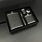 Стилен подаръчен комплект от две манерки с фуния, чашка и химикалка Jack Daniels Old No.7 Brand – 2018-4