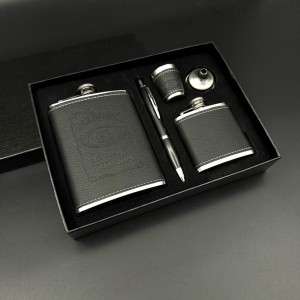 Стилен подаръчен комплект от две манерки с фуния, чашка и химикалка Jack Daniels Old No.7 Brand – 2018-4