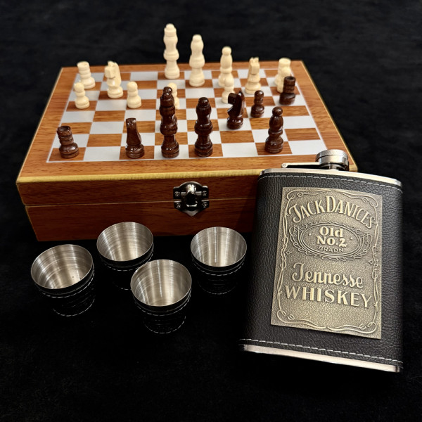 Луксозен дървен шах комплект Jack Daniel's - дървен кутия-дъска, манерка и 4 чаши