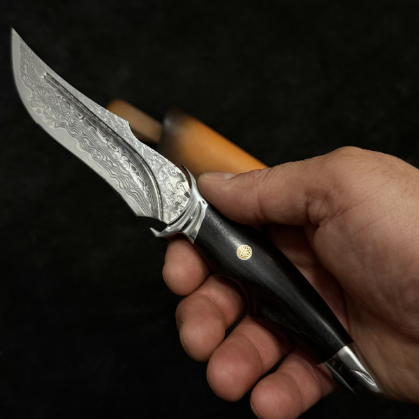 Агресивен японски ловен нож NIKASHI SHARK DAMASKUS, дамаска стомана VG10/96 слоя, дръжка махагон, кожена кания