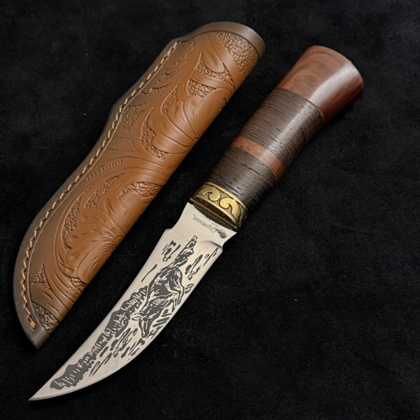 Руски ловен нож ОХОТНИК ВОЛК, стомана 65х13, кожена кания, дръжка орех и венге