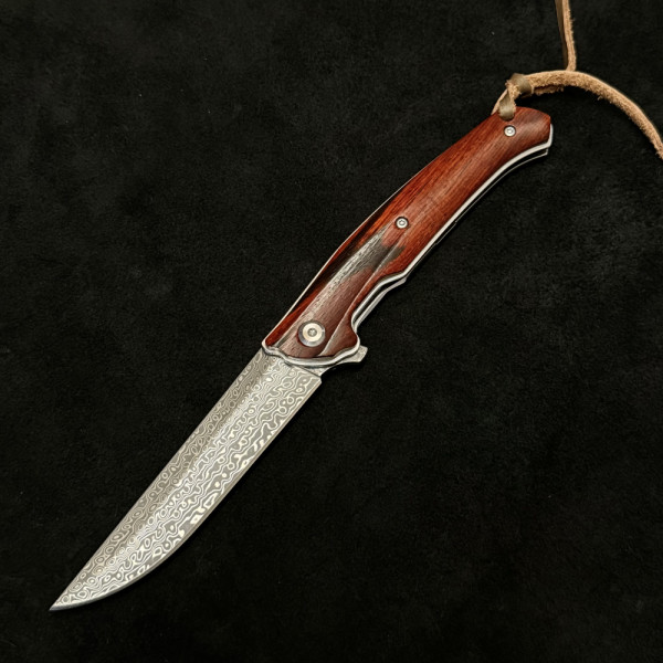 Полуавтоматичен сгъваем ловен нож SABOTAGE WOOD DAMASKUS 225 с палец за отваряне, стомана D2, дръжка махагон, кожена кания, кутия