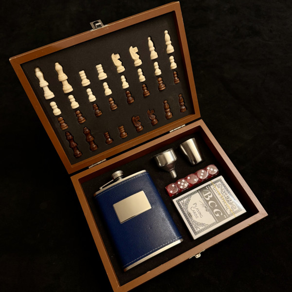 Луксозен дървен шах комплект LAS VEGAS - дървен кутия-дъска за шах, комплект зарове, тесте карти, манерка, чаша и фуния манерка и 4 чаши