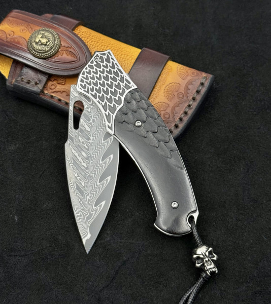 Полуавтоматичен сгъваем ТОП нож JAP SKULL DAMASKUS МК-12 с палец за отваряне,  стомана VG10 damask, дръжка от гравиран махагон, кобур