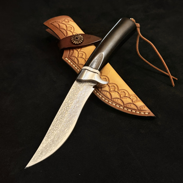 Немски ловен нож Der HUNT 649 DAMASKUS, стомана VG10 67 слоя, дръжка махагон, кожена кания телешки бланк