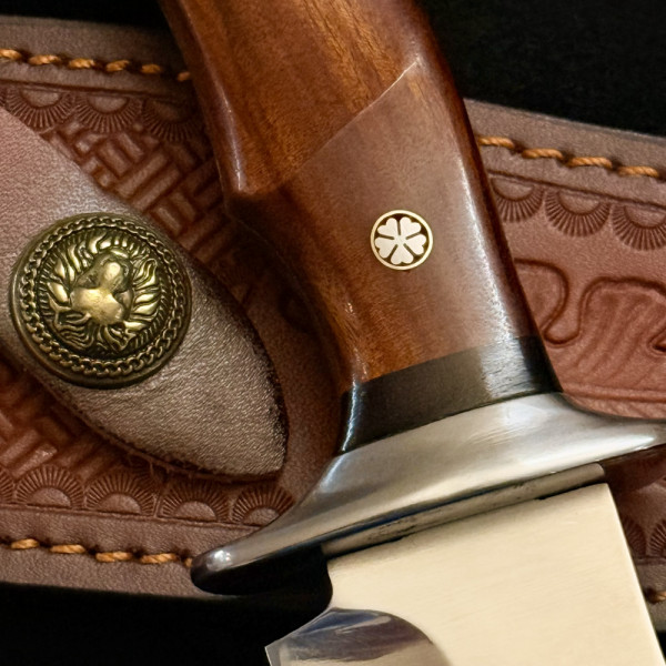 Съвършен немски ловен нож Der HUNT 323 CHERRY, фултанг стомана 5Cr13Mov, дръжка череша, кожена кания