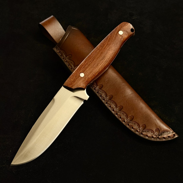 Изчистен немски ловен нож Der HUNT 321 CHERRY, фултанг стомана 5Cr13Mov, дръжка череша, кожена кания