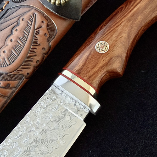 Немски ловен нож Der HUNT 626 DAMASKUS, стомана VG10 67 слоя, дръжка орех, кожена кания