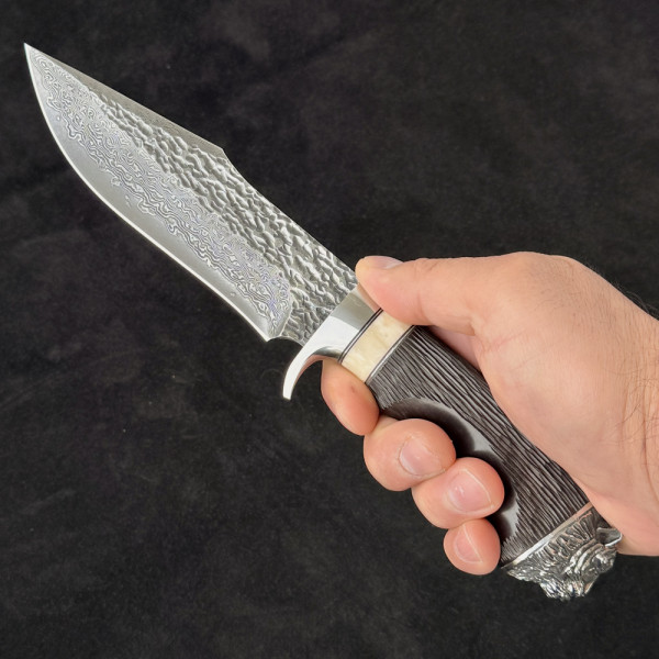 Агресивен японски ловен нож NIKASHI TIGER DAMASKUS, дамаска стомана VG10/96 слоя, дръжка махагон, кожена кания SNAKE