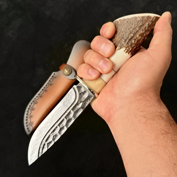 Премум модел немски ловен нож Der HUNT 677 DEER DAMASKUS, стомана VG10 67 слоя, дръжка Рог, кожена кания телешки бланк