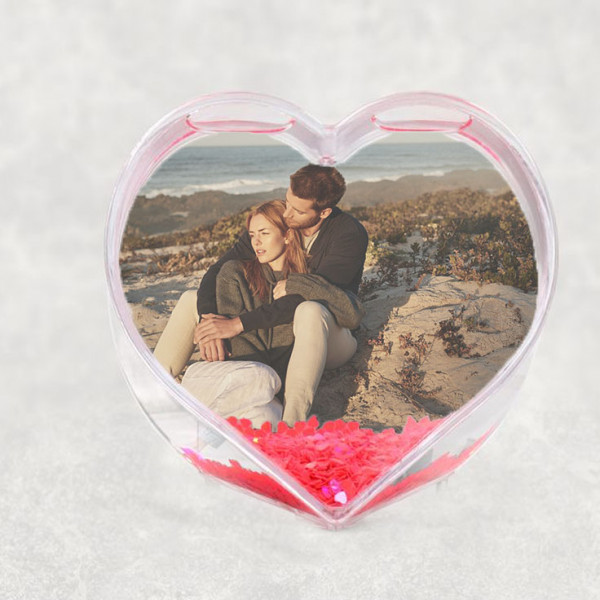 Романтично преспапие - рамка за собствена снимка за гръб и с ефект на падащи сърца в течността