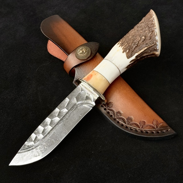 Премум модел немски ловен нож Der HUNT 677 DEER DAMASKUS, стомана VG10 67 слоя, дръжка Рог, кожена кания телешки бланк