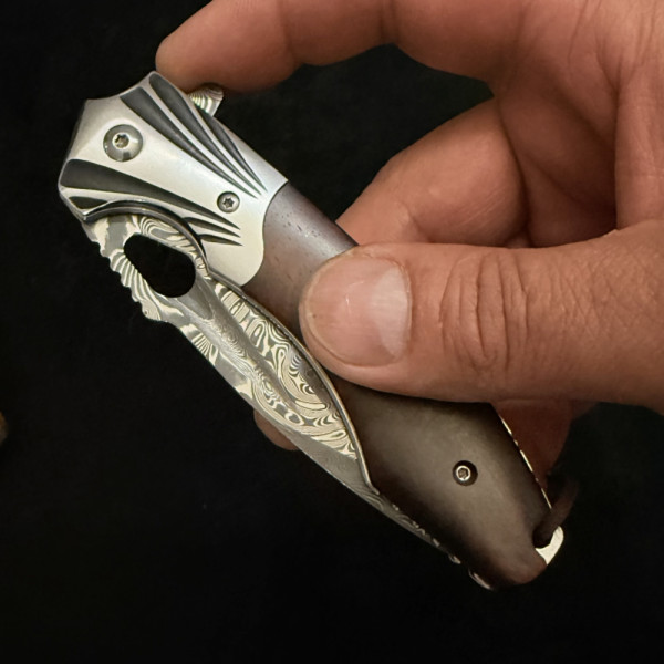 Полуавтоматичен сгъваем ТОП нож JAP SKULL DAMASKUS МК-24 с палец за отваряне, стомана VG10 damask, дръжка червено пустинно дърво, кобур