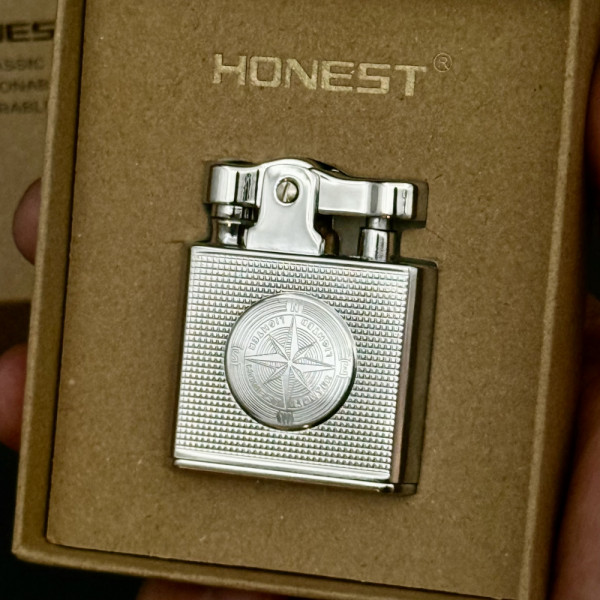 🔥 Луксозна метална бензинова запалка HONEST VINTAGE COMPASS с 3 камъчета в комплекта, подаръчна кутия