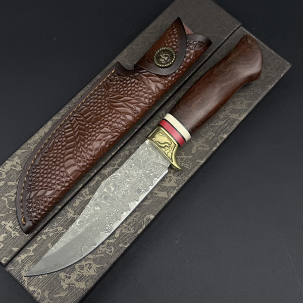 Голям немски ловен нож DER HUNT 873 Damsakus WOLF, стомана VG10 67 слоя, черешова дръжка, кожена кания