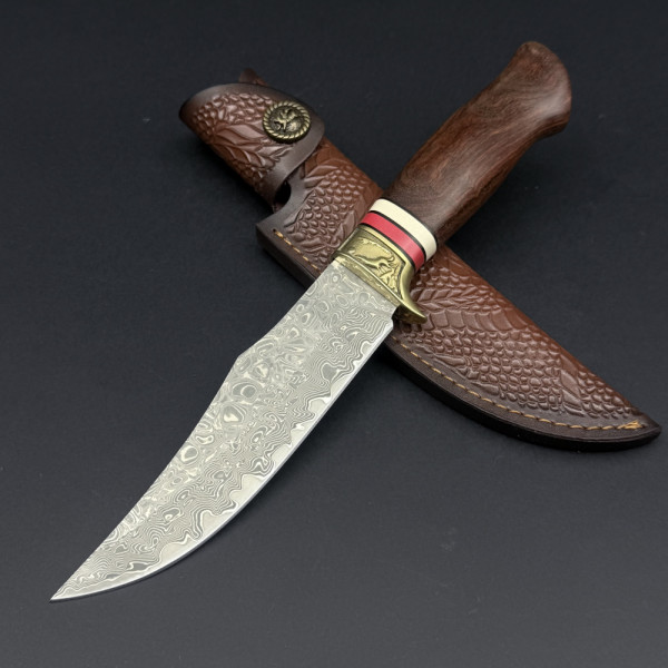Голям немски ловен нож DER HUNT 873 Damsakus WOLF, стомана VG10 67 слоя, черешова дръжка, кожена кания